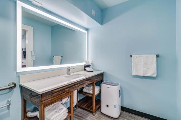 Seaside Boutique Hotel, Waves At Your Doorstep ميناء أرانساس المظهر الخارجي الصورة